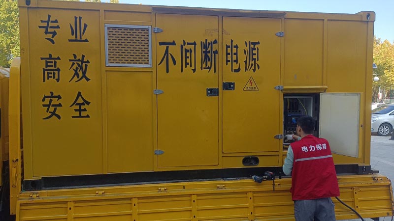 牧野柴油发电机组和UPS电源配合使用时，如何避免切换过程中的电力中断？
